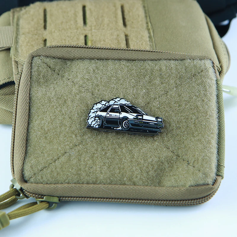 Takumi Fujiwara Car Drift Metal Patch Initial D AE86 Car Anime Tactics Badge para mochila, ropa, decoración DIY con gancho - imagen 4