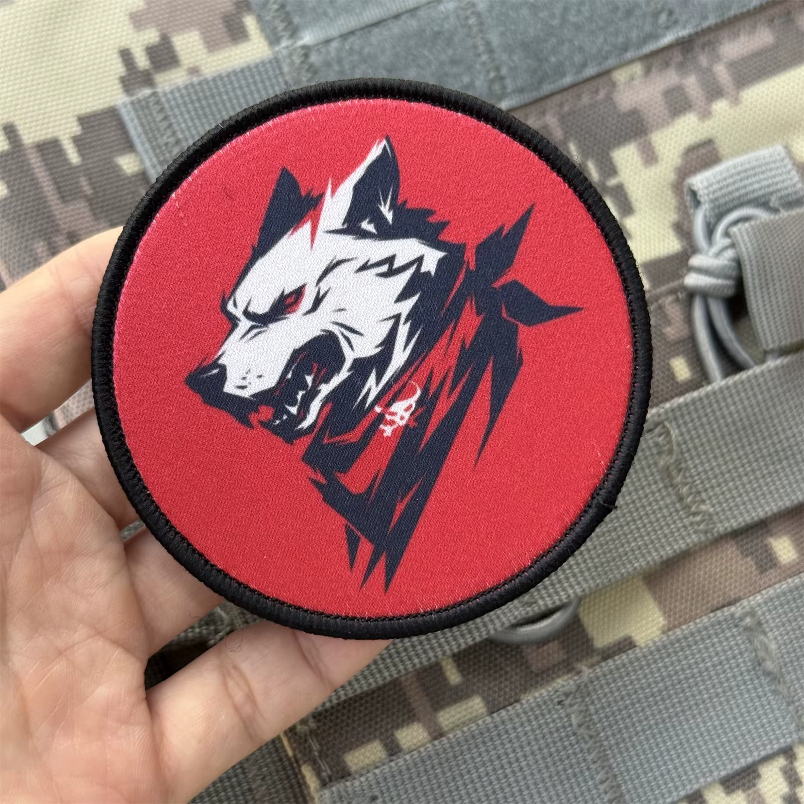 Parche táctico lobo ojos rojos – Velcro para mochila o chaqueta - imagen 5