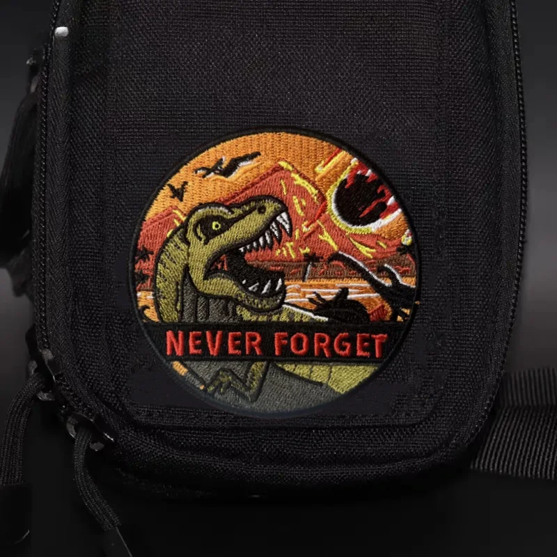 Parche de dinosaurio nunca olvides, insignia de moral táctica, bordado militar, gancho y bucle, mochila, decoración de ropa, pegatina, brazalete