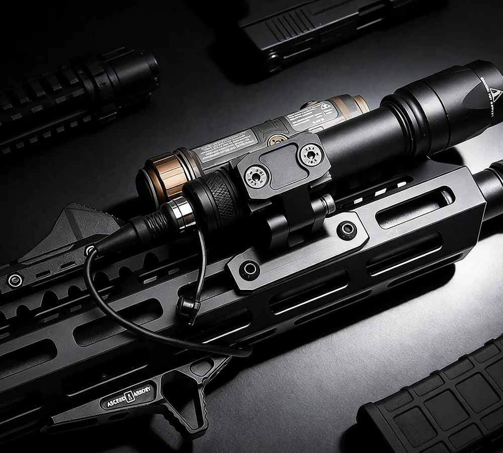 Linterna táctica Surefire con interruptor de doble control AXON
