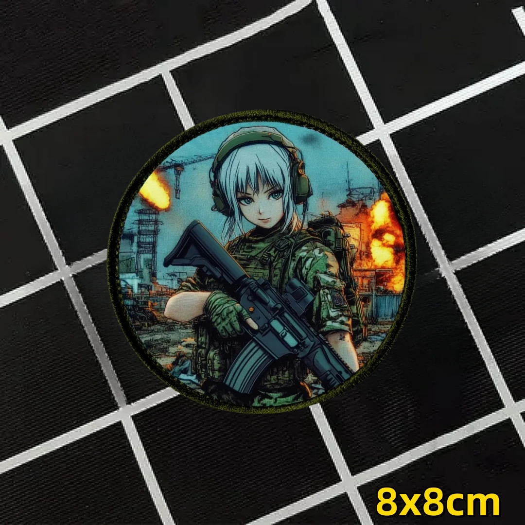 Una mujer con una pistola en el círculo de 8x8 cm