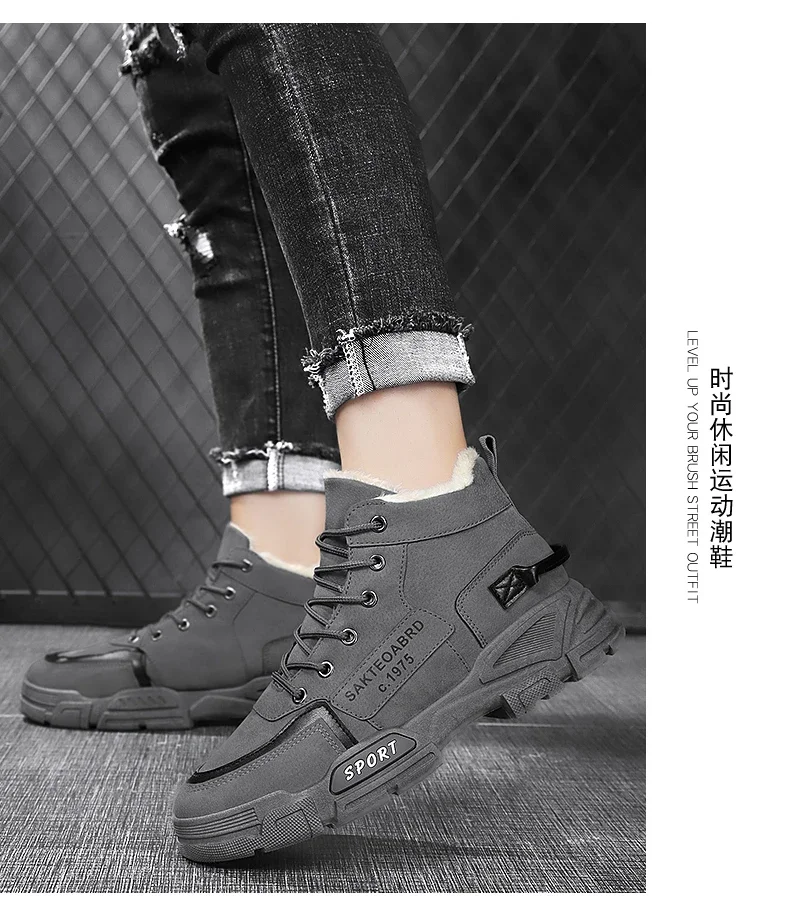 Una mujer con un par de zapatos grises