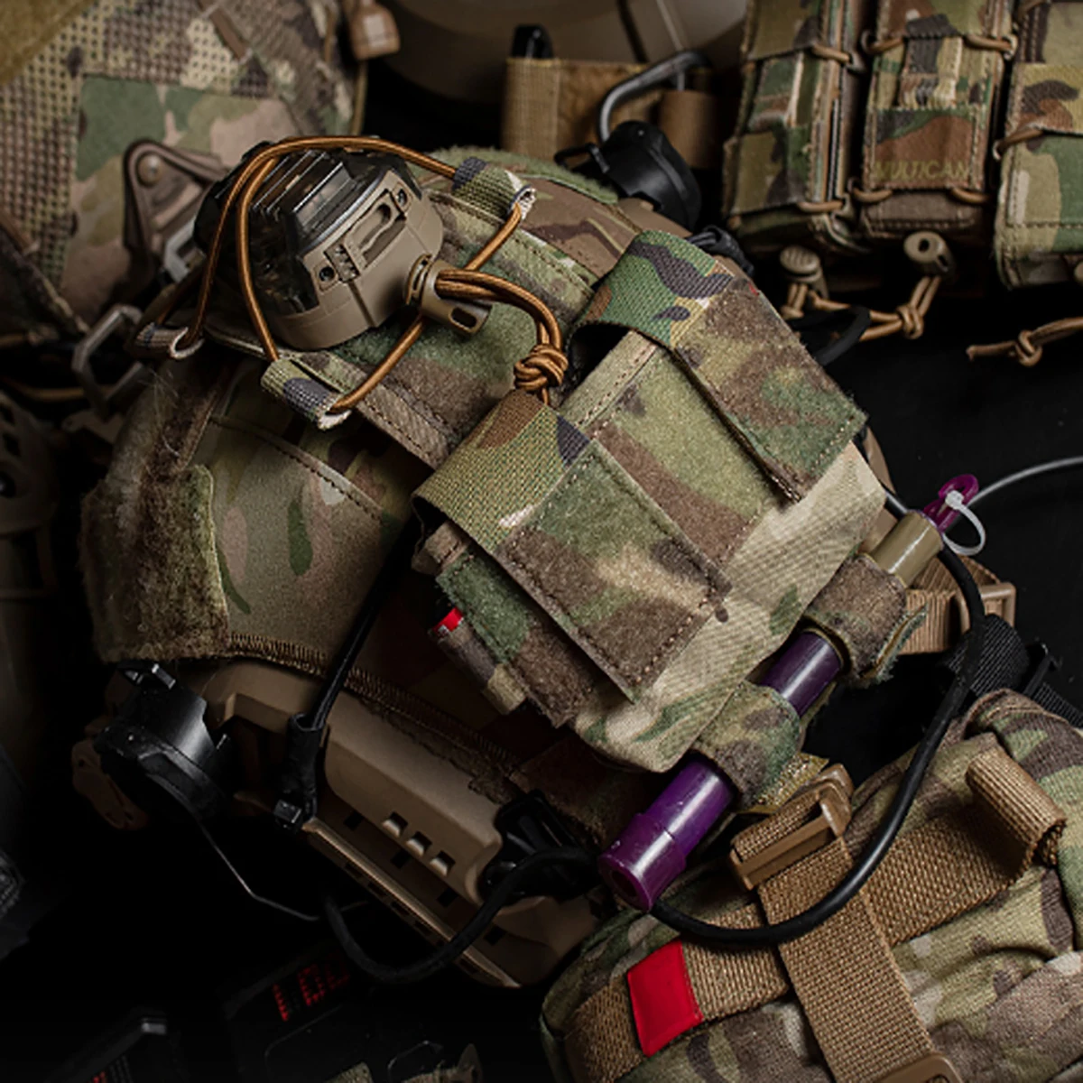 Una mochila de camuflaje con una linterna morada conectada