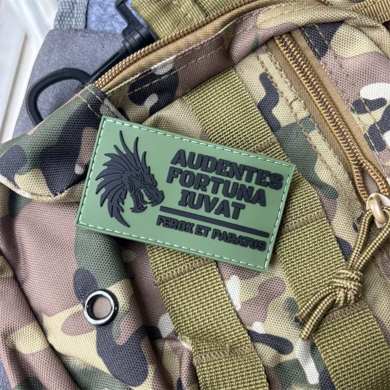 AUDENTES FORTUNA IUVAT parche táctico PVC insignia moral con velcro - imagen 4