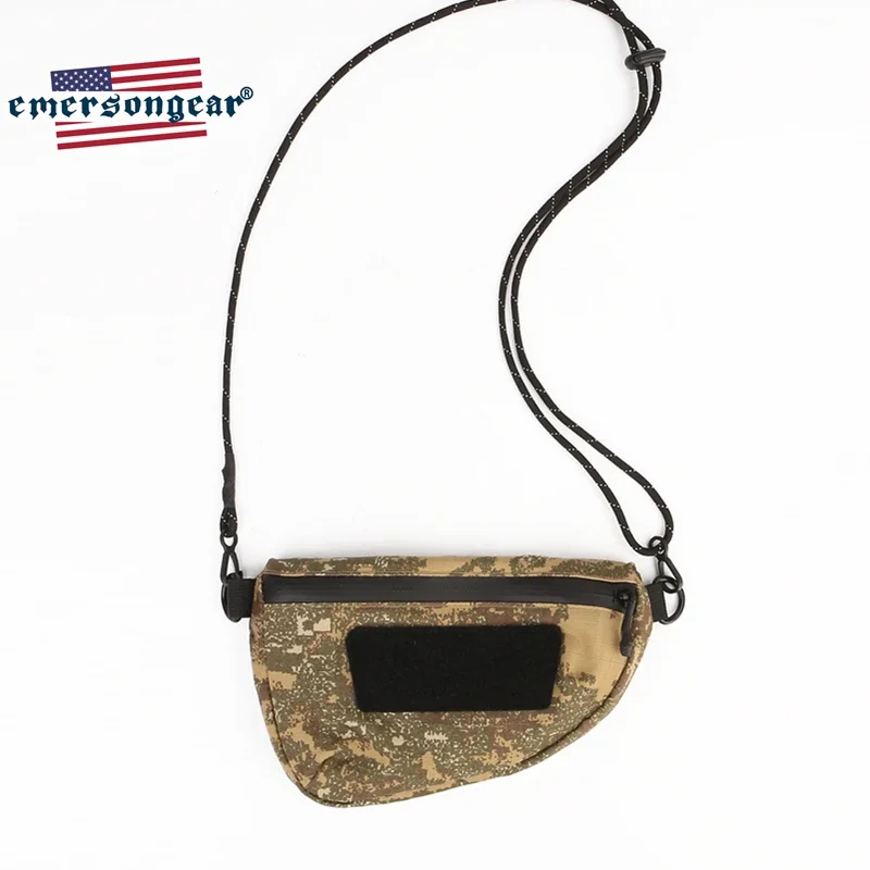 Una bolsa de camuflaje con una correa negra