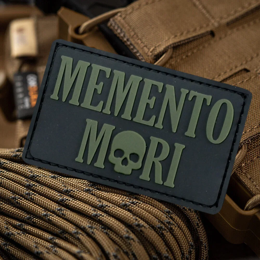 Insignia de moral de PVC "Memento Mori", parches luminosos de gancho y bucle, emblema de calavera táctica, brazalete militar, pegatinas para mochila