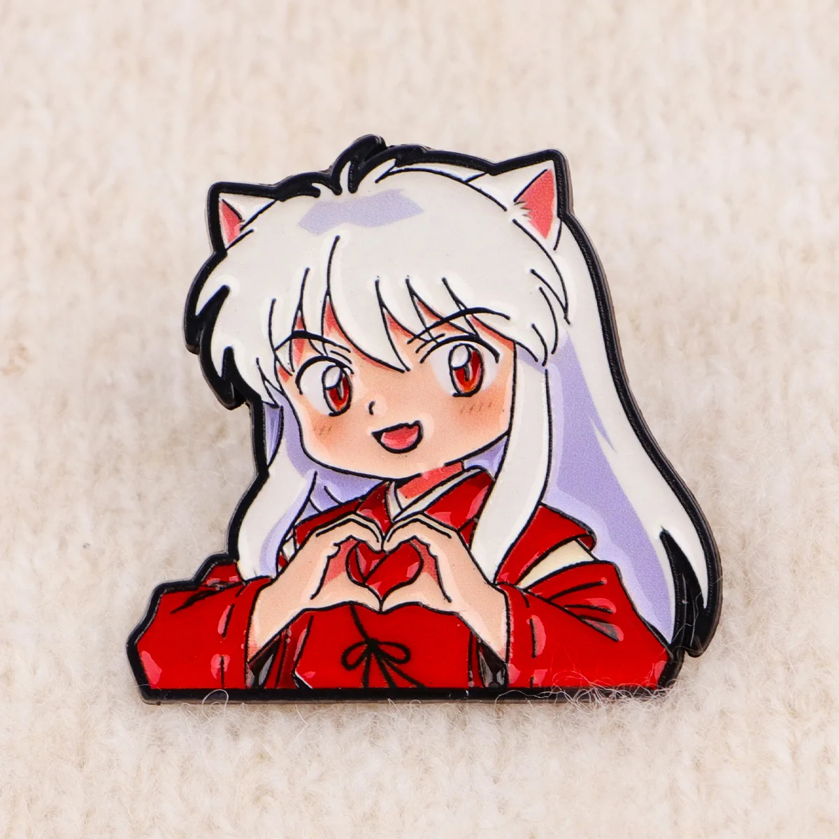 Colección de varios pins sobre fondo neutro