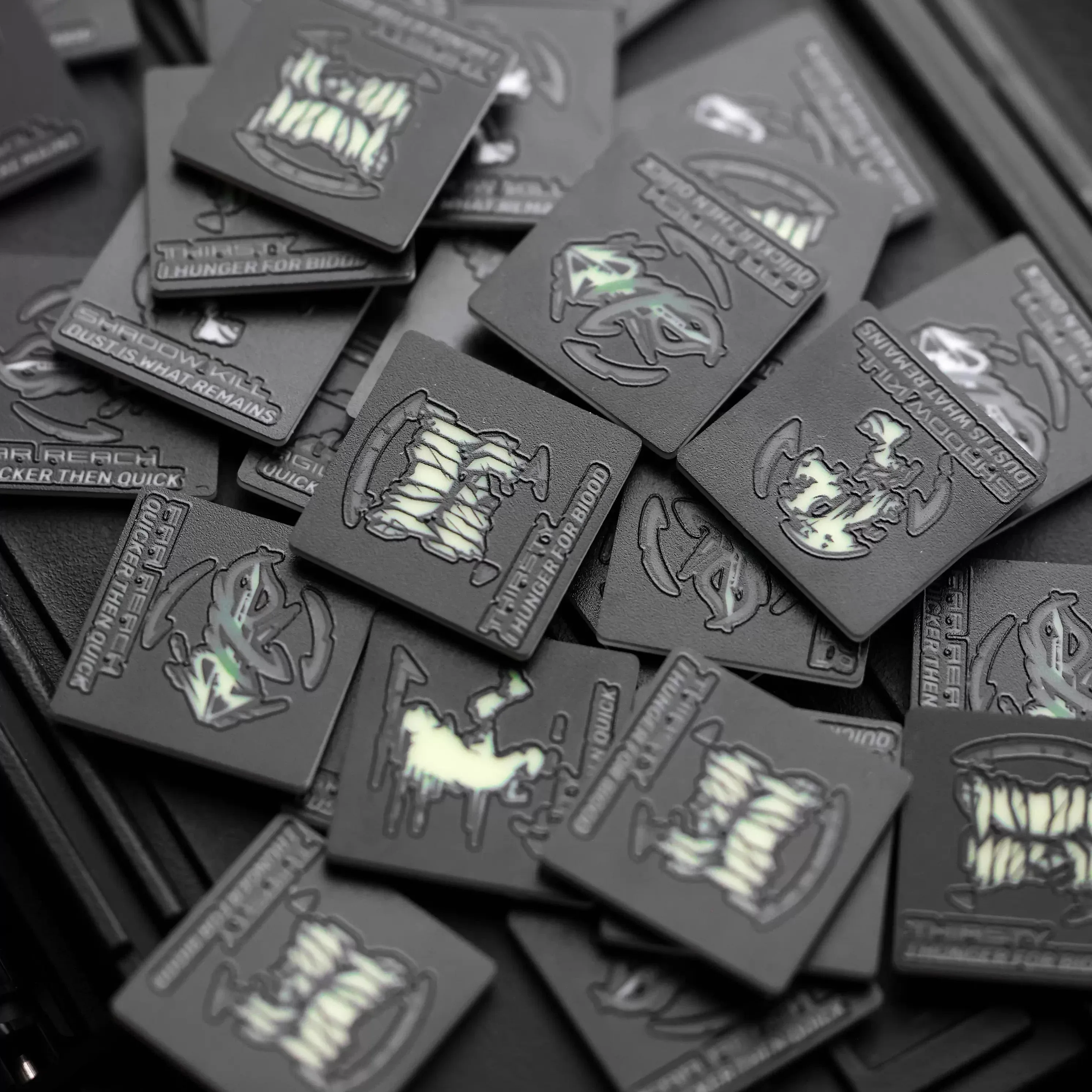 Parche luminoso de la serie Shame Game AGILITY SHADOW KILL FAR REACH THIRSTY, brazalete táctico que brilla en la oscuridad para decoración de bolsas de ropa - imagen 3