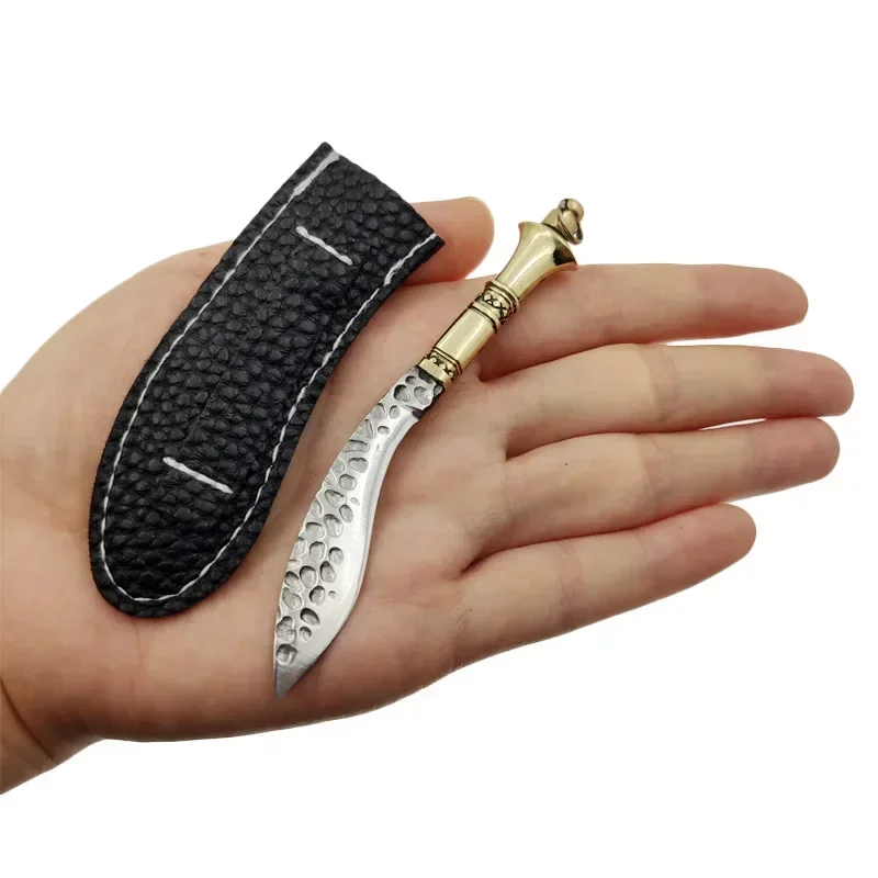 Mini cuchillo EDC JIANLAI con funda de cuero sobre superficie de madera