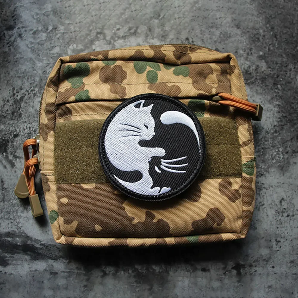 Parche de gato de Tai Chi en blanco y negro, bordado de gancho y bucle, insignia de Yin y Yang en la mochila, pegatina de brazalete de gato, Parche de moral táctica - imagen 5
