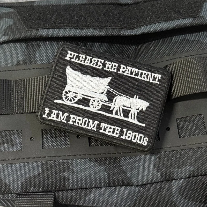 Parche bordado de vagón de caballos Vintage divertido "Por favor sea paciente soy de los años 1900" insignia de gancho y bucle para chaqueta mochila sombrero - imagen 5