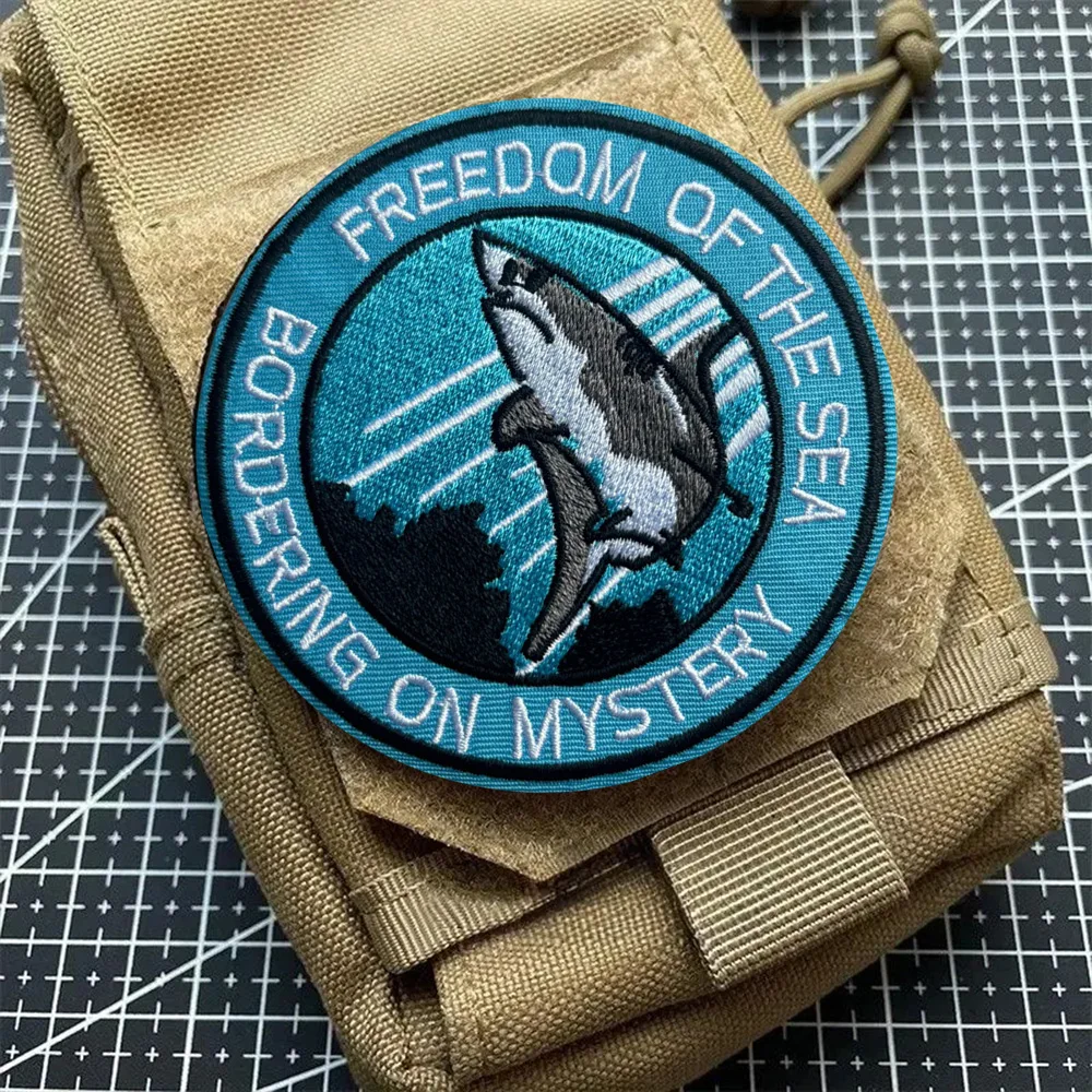 Parches tácticos con bordado de tiburones, parche divertido con gancho y bucle, insignia de moral del ejército militar, pegatinas para mochila - imagen 4