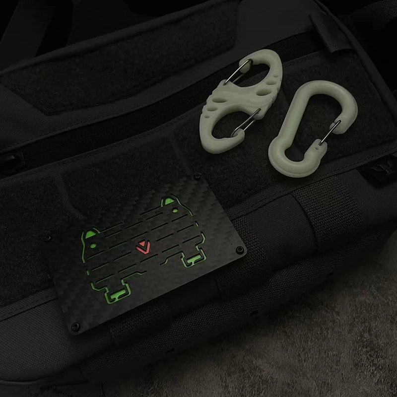 Llavero con hebilla luminosa para montañismo, accesorio colgante multifuncional para acampar al aire libre, enchufe antipérdida, luz nocturna fuerte - imagen 5