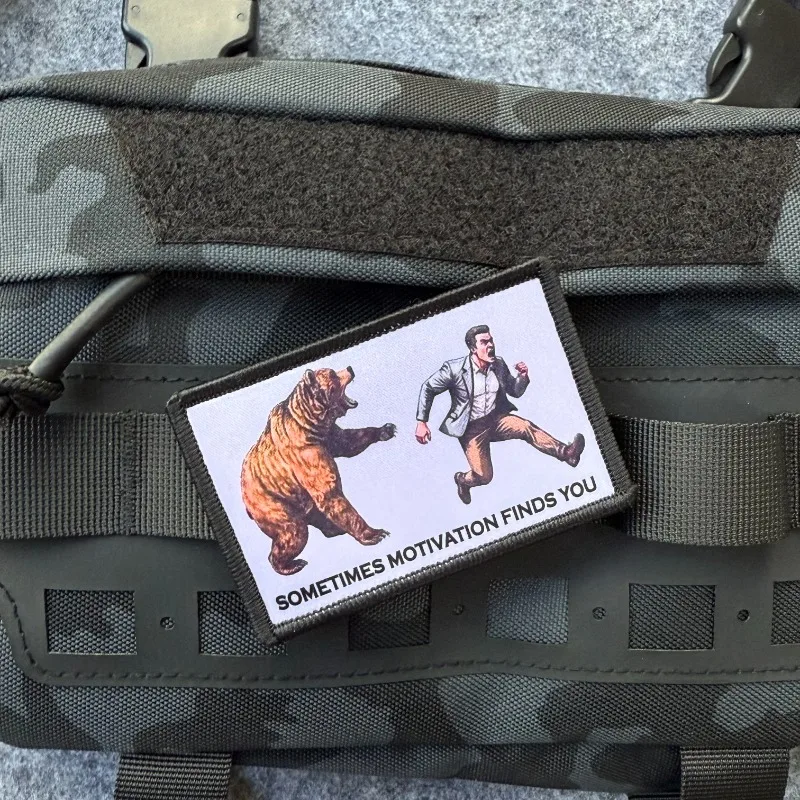 Parche táctico "Sometimes Motivation Find You", insignia moral de oso de EE. UU., parche militar con gancho y bucle para apliques de mochila - imagen 5