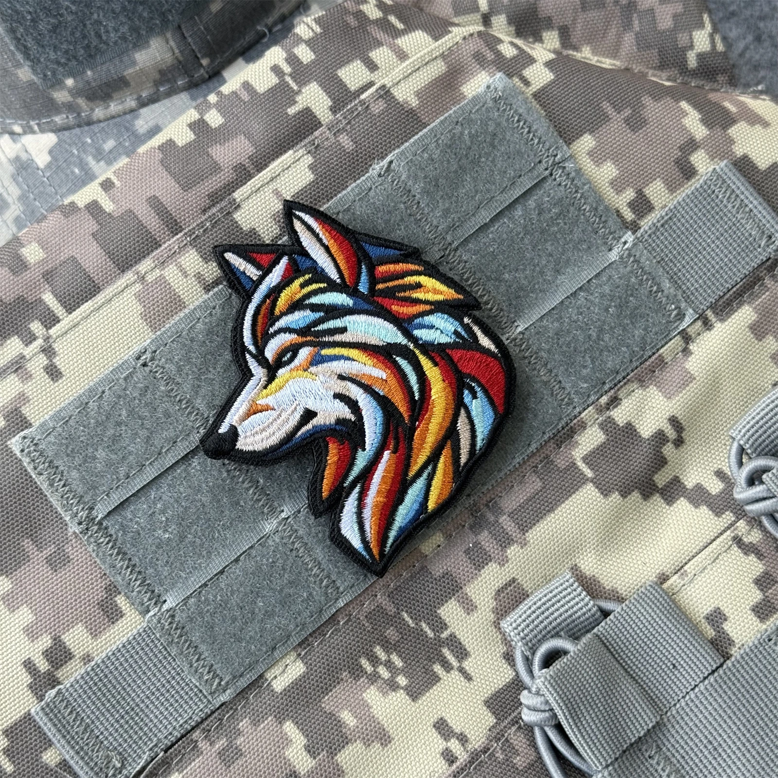 Parche táctico colorido con bordado de lobo, pegatina decorativa con gancho de moral en mochila militar, parches tácticos para ropa