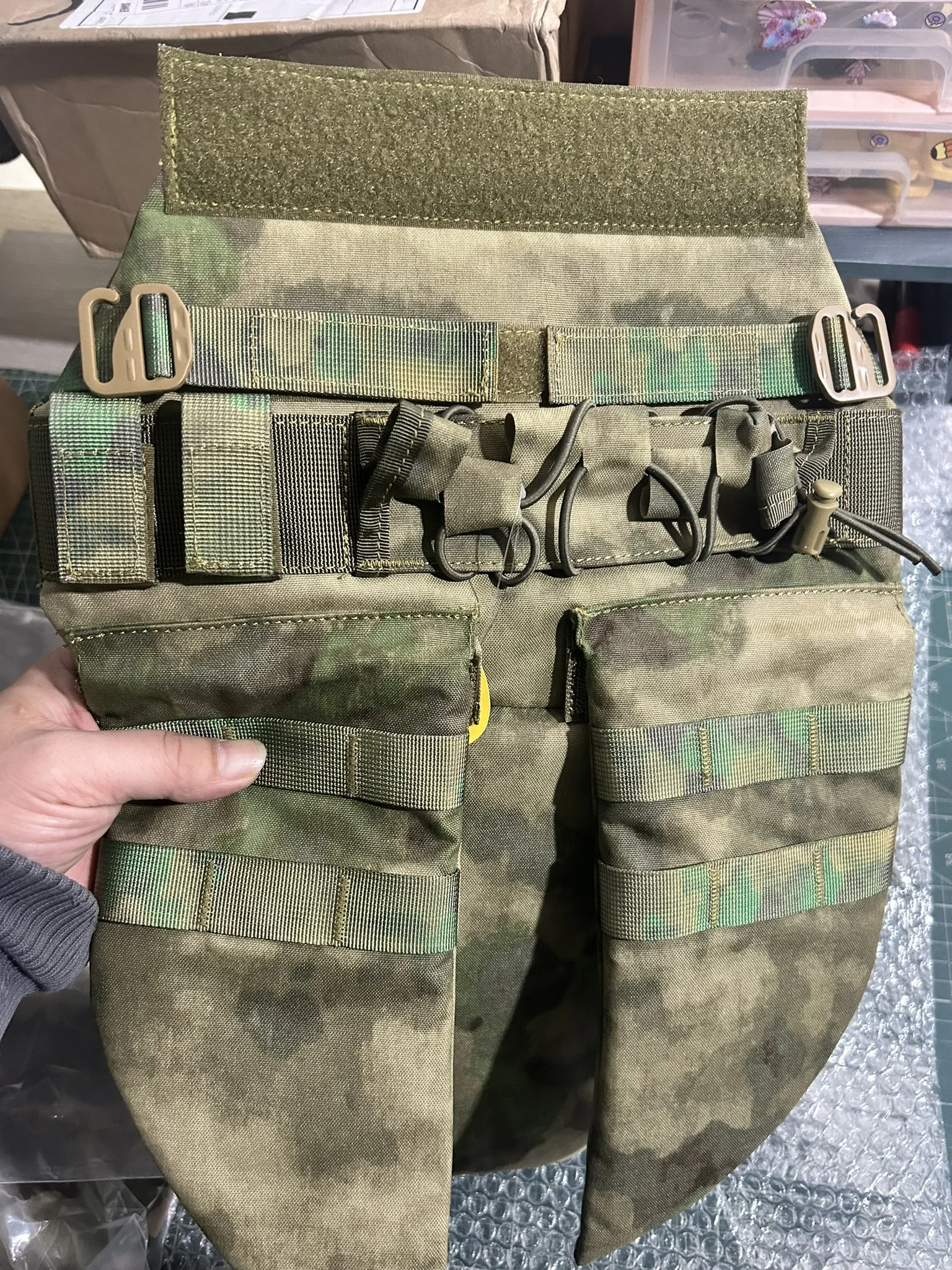Chaleco táctico con protector de ingle y riñonera MOLLE exterior