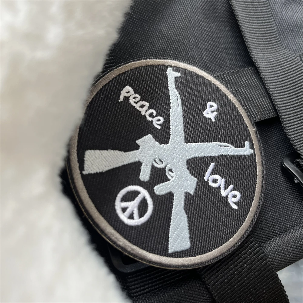 Parches bordados de Rifle AR de paz y amor, insignia de moral táctica, pegatina de gancho y bucle para mochila - imagen 4