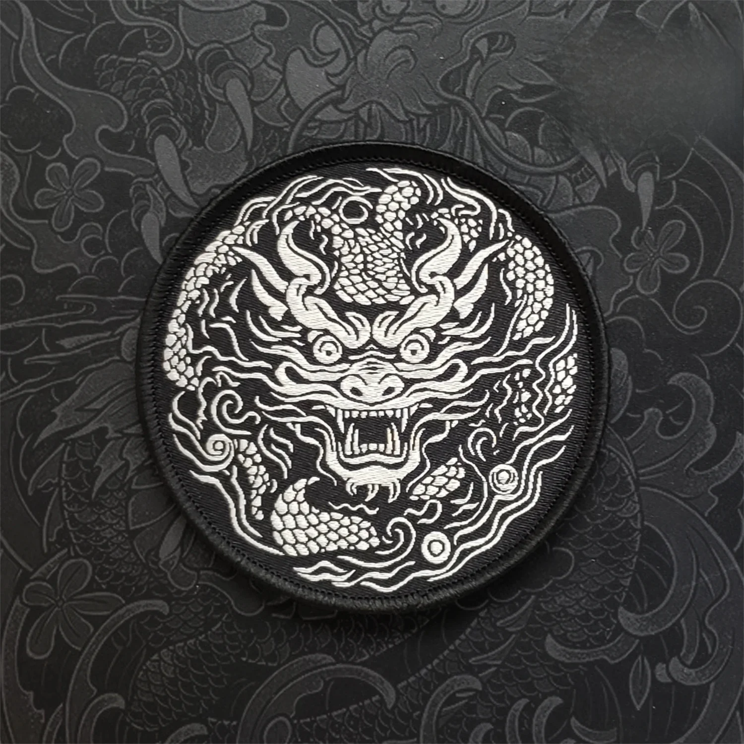 Insignia de espíritu mágico de tótem con patrón de dragón, insignia de brazo de tótem chino, parche decorativo de cubierta trasera - imagen 2