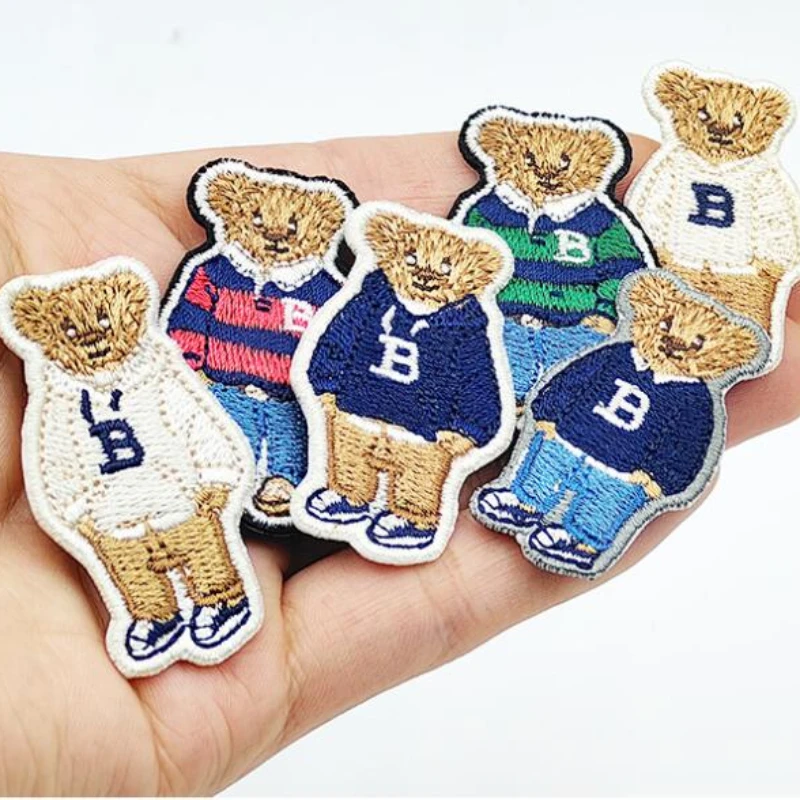 Lindo oso usando suéter parches bordados hierro en parche de costura para ropa apliques emblema accesorios insignia de oso de dibujos animados