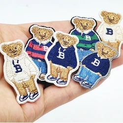 Lindo oso usando suéter parches bordados hierro en parche de costura para ropa apliques emblema accesorios insignia de oso de dibujos animados