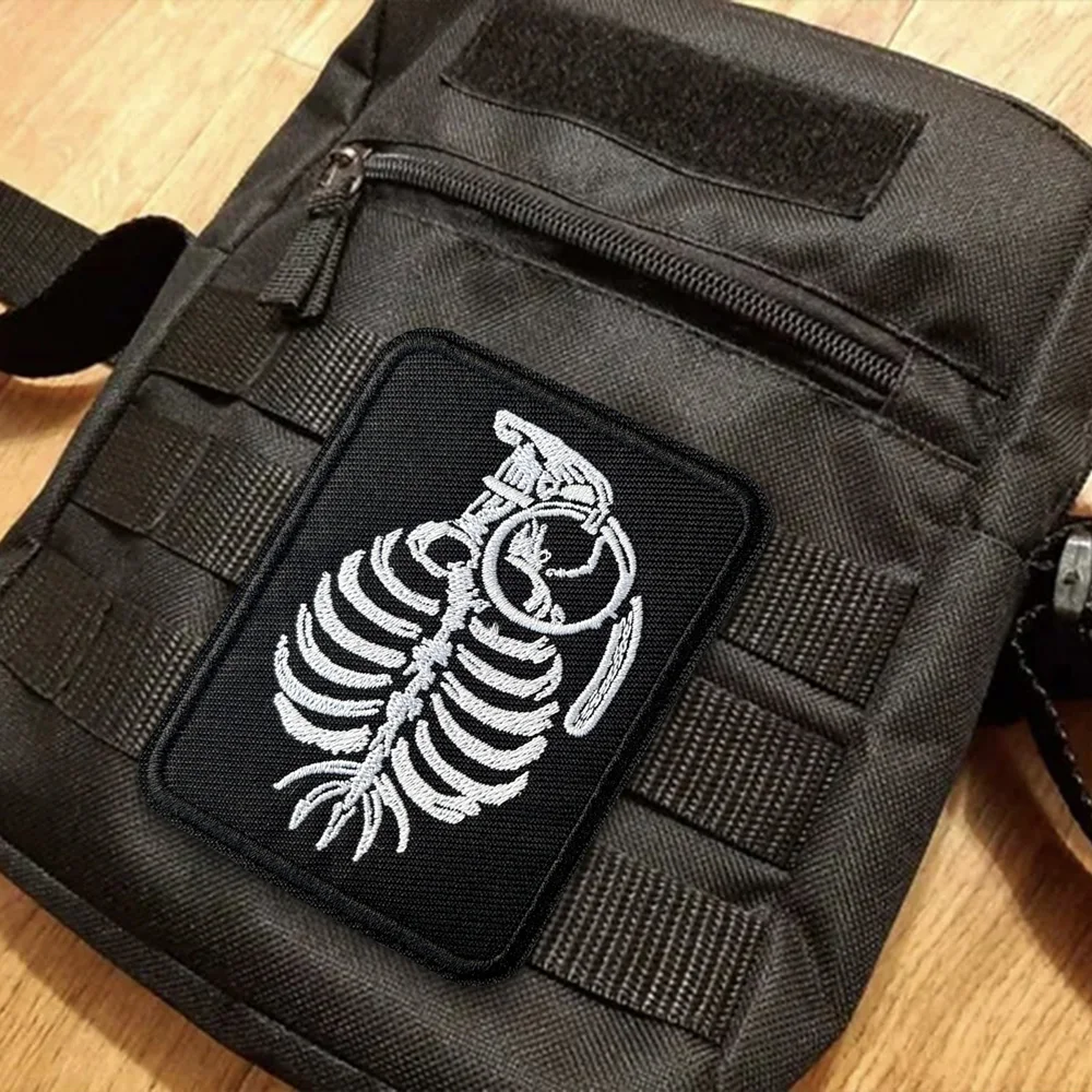 Parche bordado calavera granada mano con velcro para equipo táctico - imagen 4