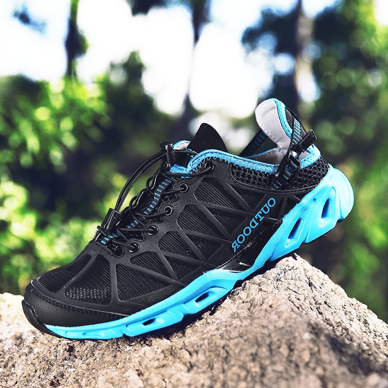 Un zapato negro y azul con un encaje blanco