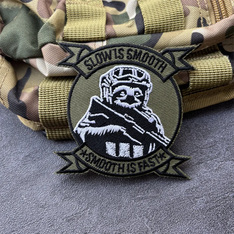 Parche bordado táctico Raccoon – Moral con velcro para mochila y ropa - imagen 2