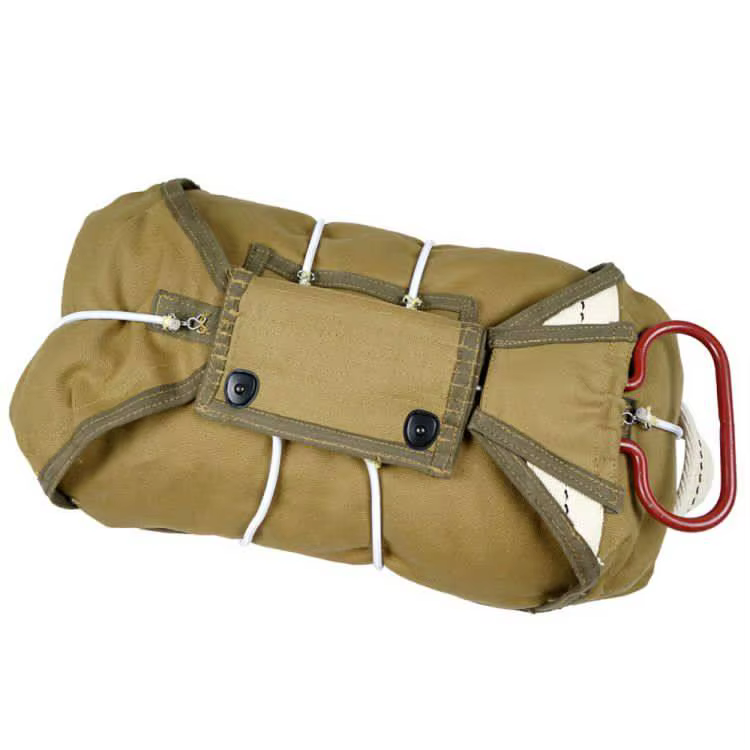 Detalle de correas y hebillas de la mochila táctica militar