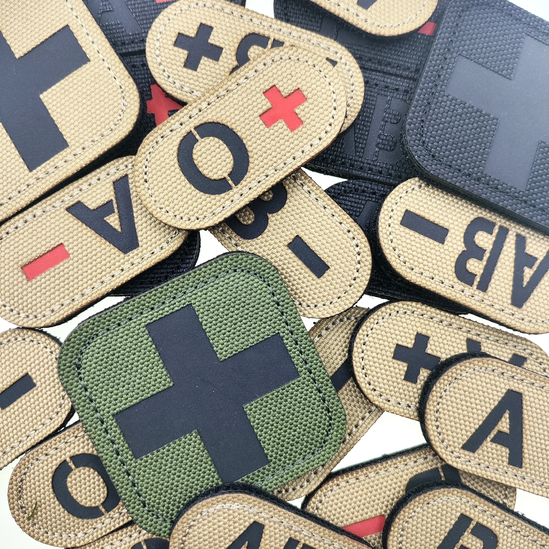 Parche de camuflaje 0 positivo tipo sangre A B O AB -IR reflejo en color trasero oscuro sombrero micro brazalete chaleco táctico Parche - imagen 3