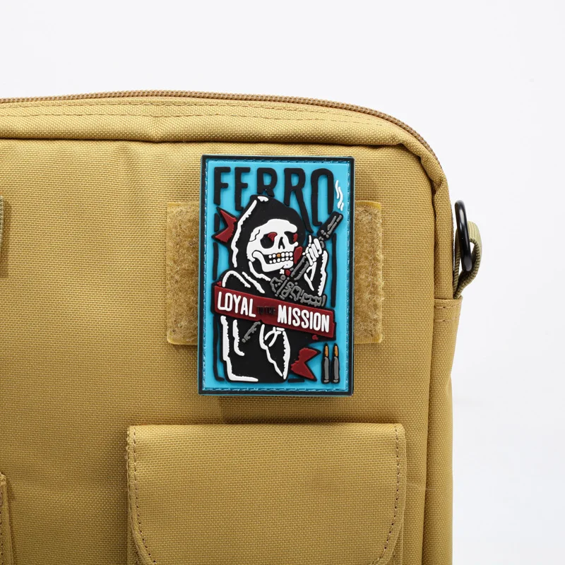 Parche de PVC con calavera táctica LOYAL TO THE MISSION, insignia de moral luminosa, brazalete militar con gancho y bucle, pegatina para mochila - imagen 5