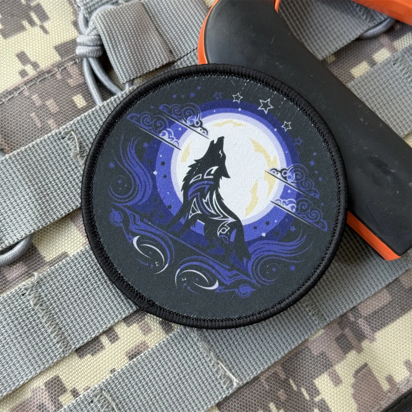 Insignia de moral divertida del lobo bajo la luna, parche impreso, brazalete militar táctico, gancho y bucle, accesorios para mochila, pegatinas - imagen 3
