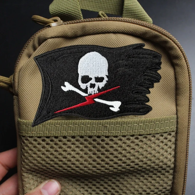 Parche bordado calavera relámpago – Moral táctico con velcro - imagen 2