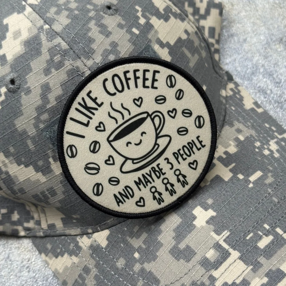 Parche moral I LIKE COFFEE AND MAYBE 3 PEOPLE – Gancho y bucle