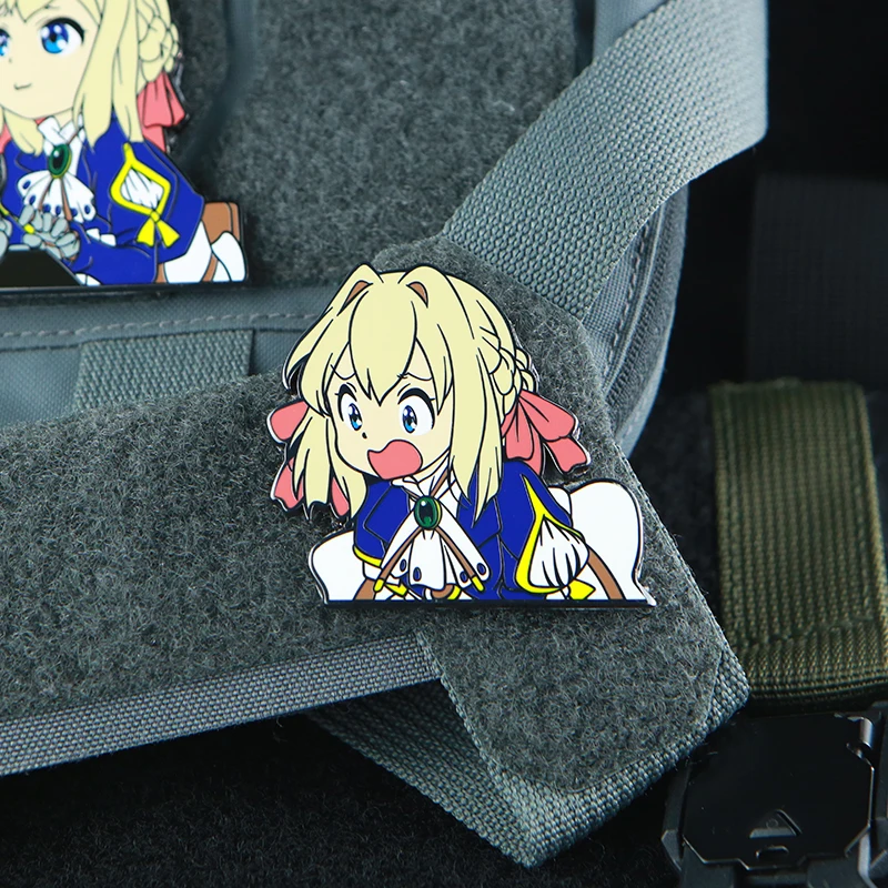 Violet Evergarden parches de Metal de expresión de dibujos animados, insignia de Anime para ropa, mochila, pegatinas DIY con gancho - imagen 4