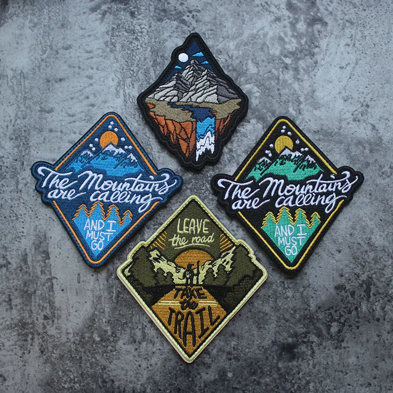Parche de rombo táctico con bordado de montañas coloridas, diseño de paisaje de aventura de montañismo para entusiastas del aire libre