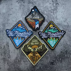 Parche de rombo táctico con bordado de montañas coloridas, diseño de paisaje de aventura de montañismo para entusiastas del aire libre