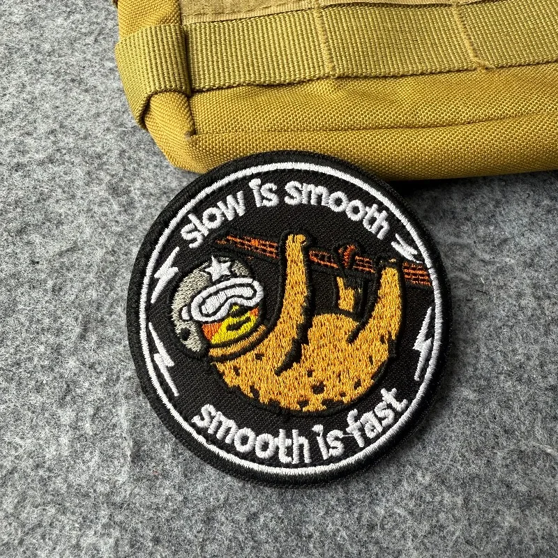 Parche táctico bordado mapache – Velcro con lema slow is smooth - imagen 3