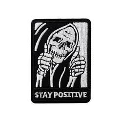 Parche táctico Stay Positive Skull Velcros Morale Fun Meme cita gancho bucle sujetador pegatina insignia para mochila gorra Molle Jeans