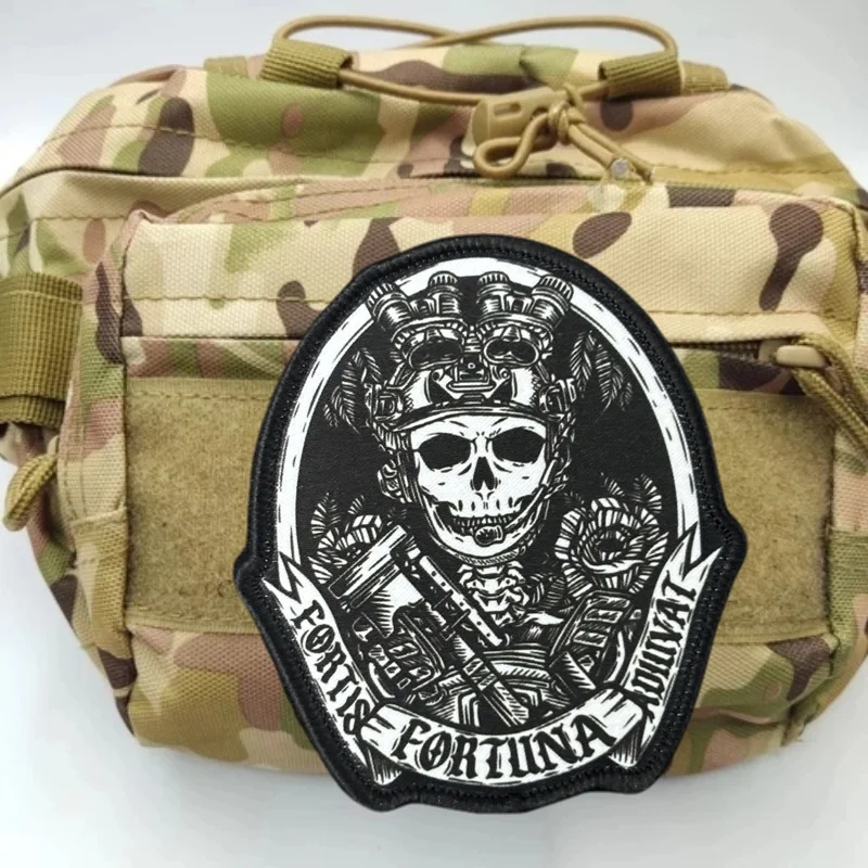 Táctico "La corpulación está aided por el destino". Parche en ropa, brazalete impreso, insignia de moral, parches con gancho, pegatinas para mochila - imagen 2