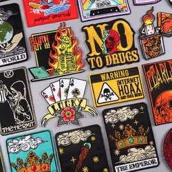 Parche bordado calavera - diseño punk con fuego y tarot para planchar