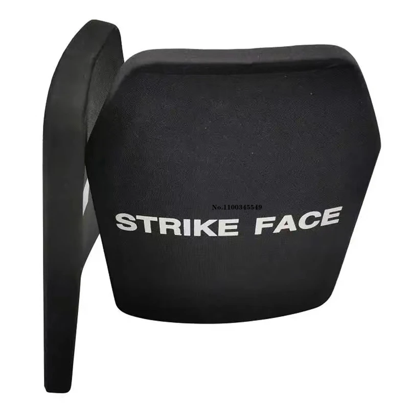 Un asiento negro con las palabras golpeando la cara