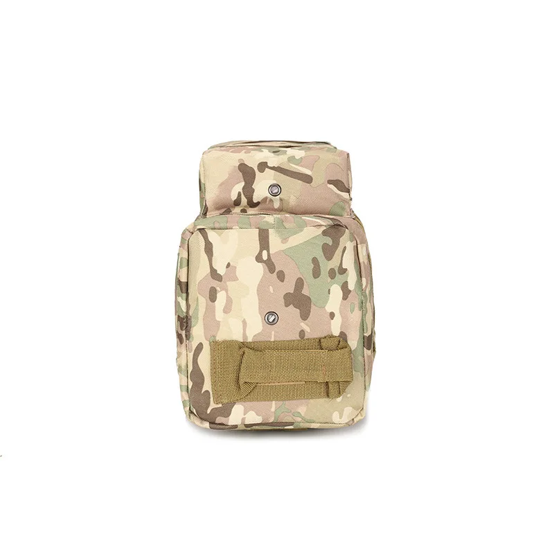 Una mochila de camuflaje con cremallera en el frente