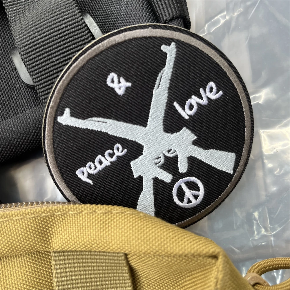 Parches bordados de Rifle AR de paz y amor, insignia de moral táctica, pegatina de gancho y bucle para mochila - imagen 3
