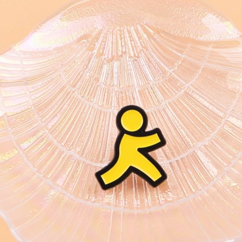 Pin esmaltado figura hombre amarillo – Broche metálico para chaqueta - imagen 3