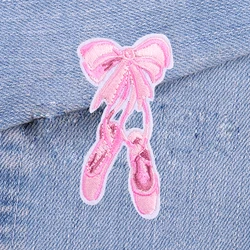 Parche bordado rosa dibujo animado para decorar ropa y complementos