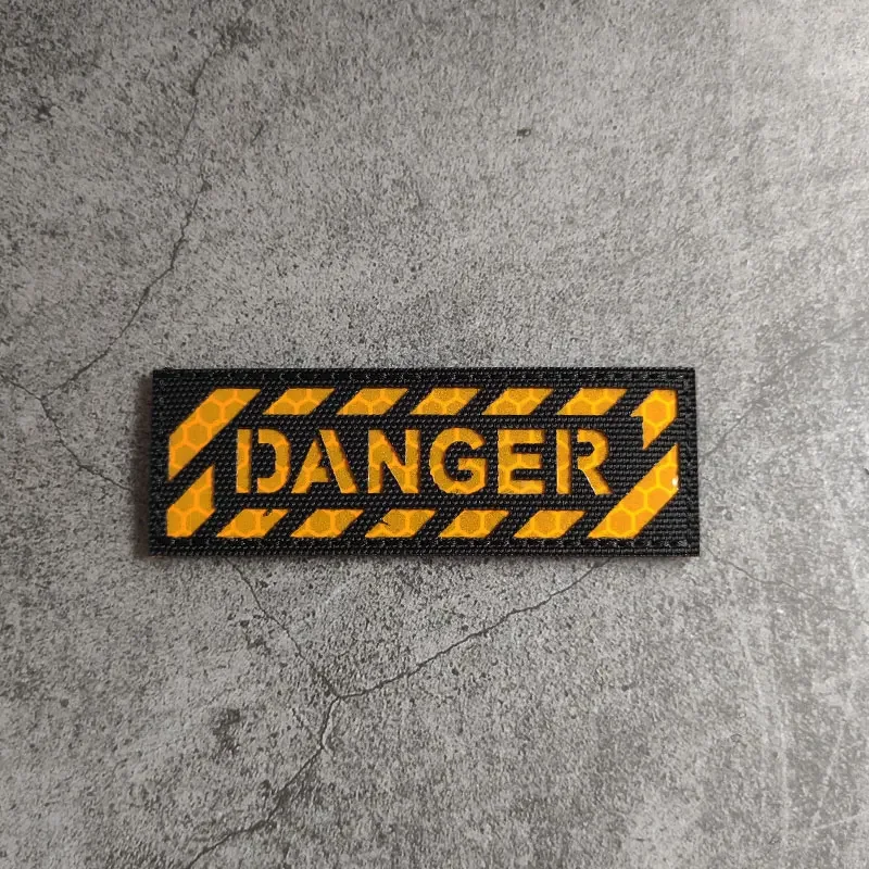 Paquete de peligros de palabras con grabado láser reflectante IR, accesorio, insignia de letra de advertencia mágica, insignia de identificación de mochila moral - imagen 4