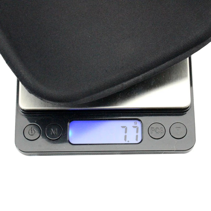 Una escala negra con un objeto