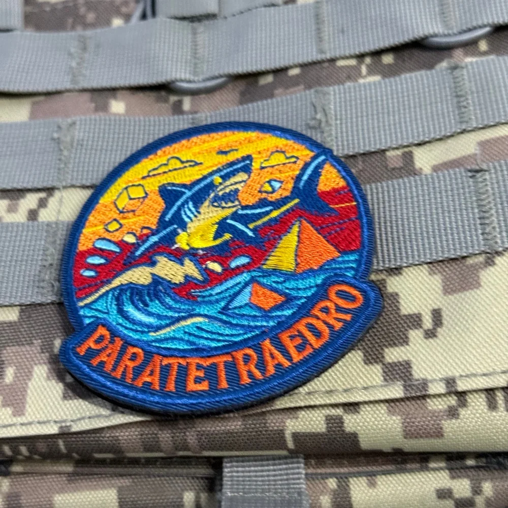 Parche táctico bordado Chevron tiburón – Velcro para uniforme militar - imagen 4