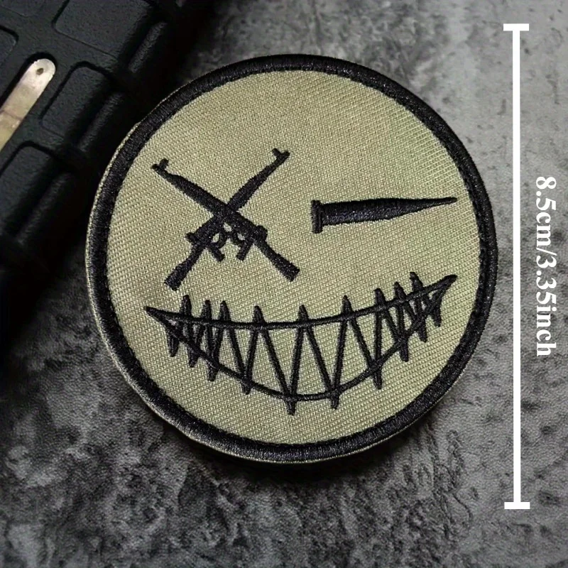 Cara sonriente malvada, emblema de gancho bordado, pistolas y balas, parche táctico de moral, insignia militar, brazalete de combate, pegatinas para mochila - imagen 2