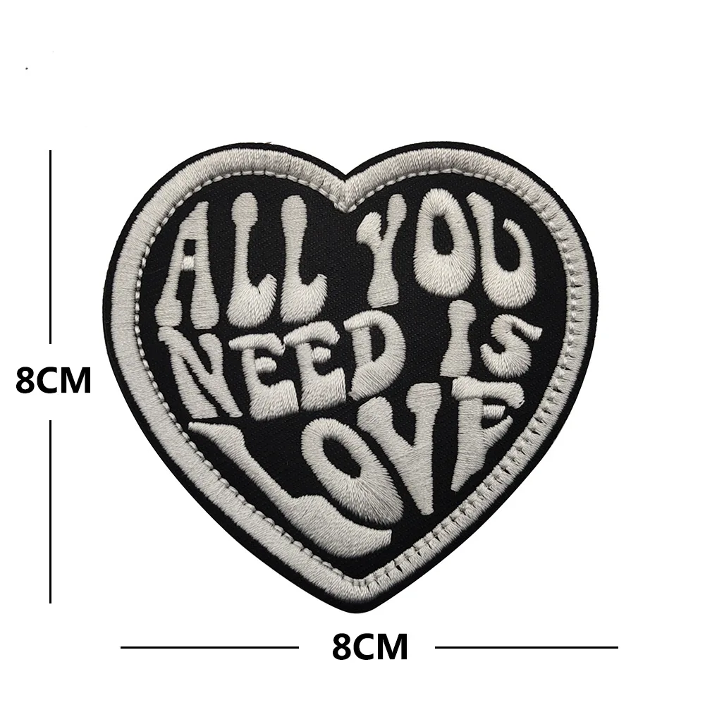 Todo lo que necesitas es amor, pegatina de tela bordada en forma de corazón, insignia para brazo en forma de corazón, pegatina mágica, insignia de moral, pegatina bonita - imagen 3